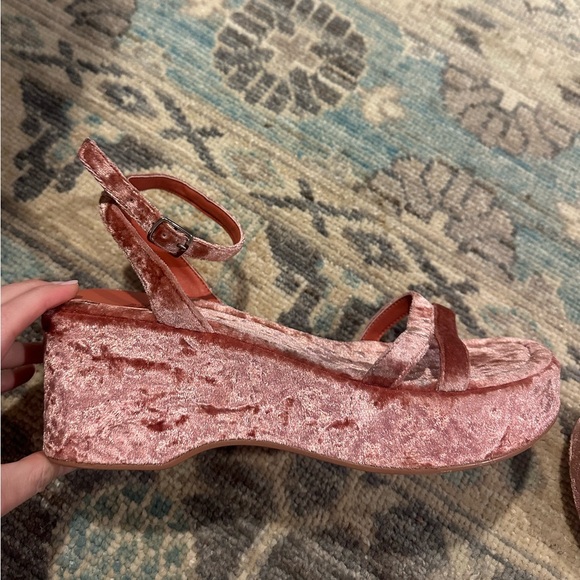 JEFFREY CAMBELL SIZE 10 VELVET PLATFORM SANDAL. SIZE 9.5 - Picture 5 of 5